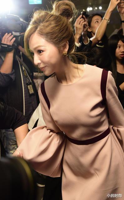 王心凌|王心凌怎么变成这样了，尖成双下巴，衣服太加分了