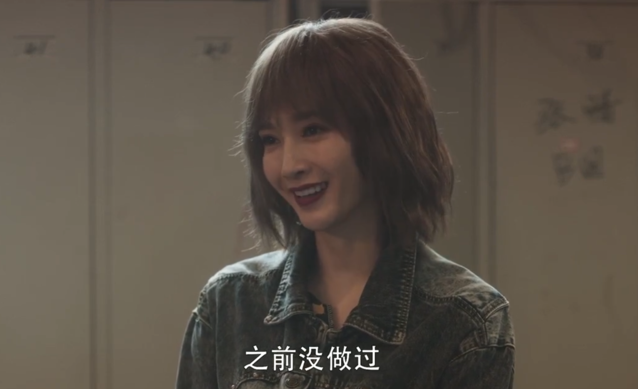 潮帮先生|江疏影为新剧豁出去了，烫小爆炸头穿短旗袍，还化浓妆气质都变了