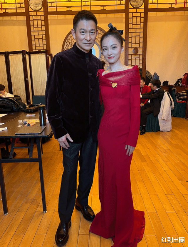 张韶涵|众星出席新春茶话会：60岁刘德华红光满面，张韶涵瘦成平板身材