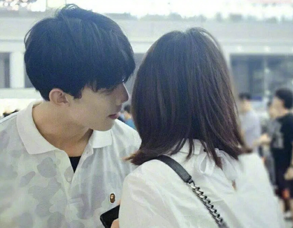 吴磊|吴磊被亲姐锁脖搂,眼神又暖又飒,亲姐身材纤瘦娇小气质似谭松韵