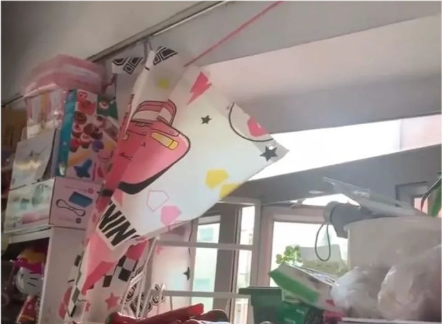 单亲妈妈带女儿在6 ㎡鸵房里生活好几年,月租5000港币,一言难尽!