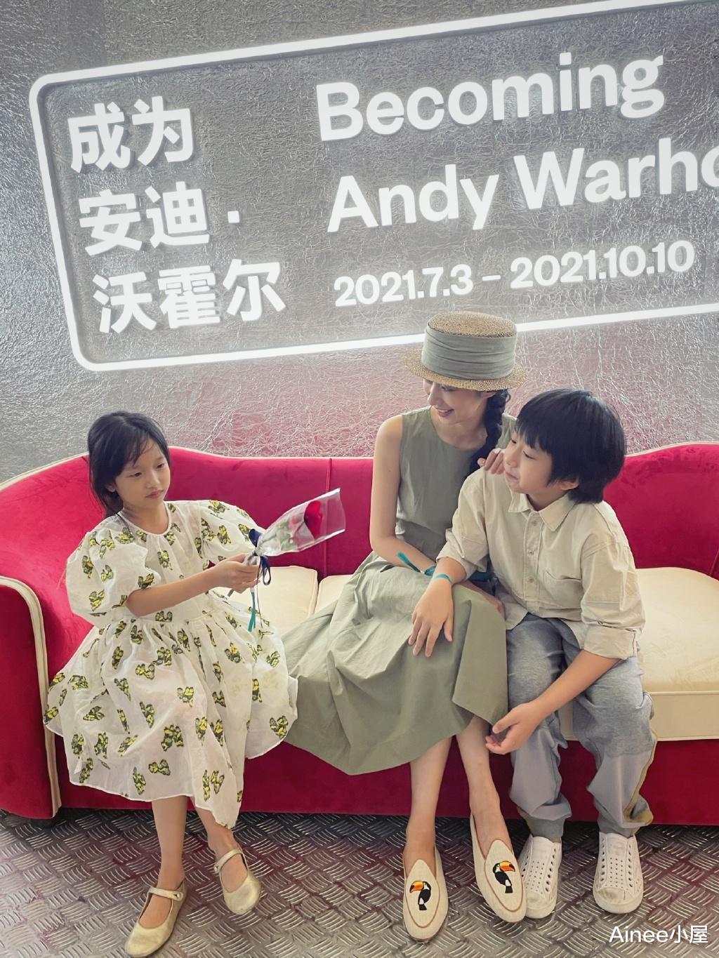 Ainee小屋|黄觉老婆真有文艺气息,棉麻套装配T恤挺温柔,就是身材有点单薄