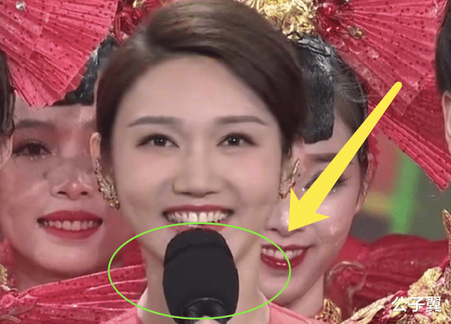 龙洋|央视春晚主持人出状况：龙洋嘴瓢尴尬半秒，抢词被尼格买提神化解