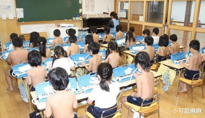 小可爱麻麻|日本的“裸体教育”走红，声称刺激发育，引网友热议：毁三观！