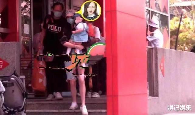 唐嫣|唐嫣接娃回家，抱着女儿母爱爆棚，母女俩穿亲子装超温馨