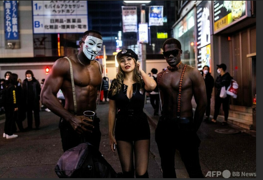 万圣节|日本万圣节不太平！男子cos“小丑”故意持刀伤人，多名女子被跟踪猥亵，当班警察：太乱了，真的累了！