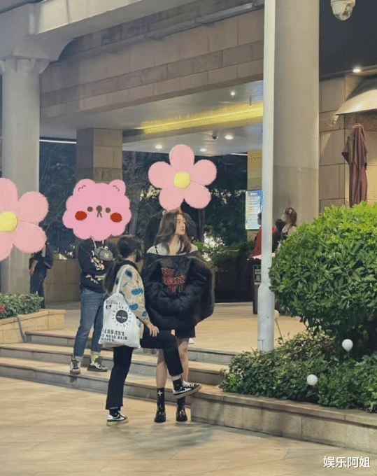 关晓彤|关晓彤新戏生图太惊艳！造型霸气好御姐，严寒天气露美腿实力敬业