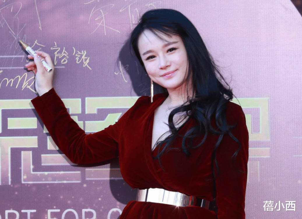 蓓小西 冉莹颖终于不“作妖”，穿丝绒红裙气质优雅，邹市明果真捡到宝了