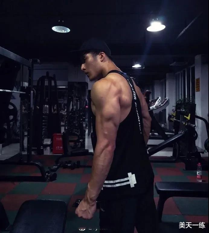 |96年老师参加相亲大会，身高185cm，肌肉照走红，粉丝尖叫：老公