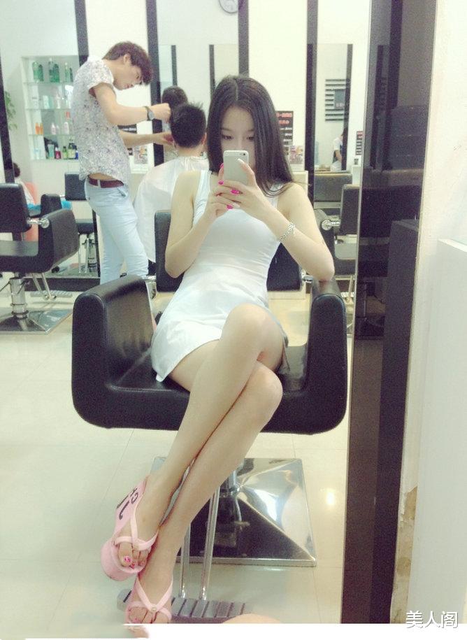 美人阁 二哈不要回头看美女，掉水里了吧哈哈哈