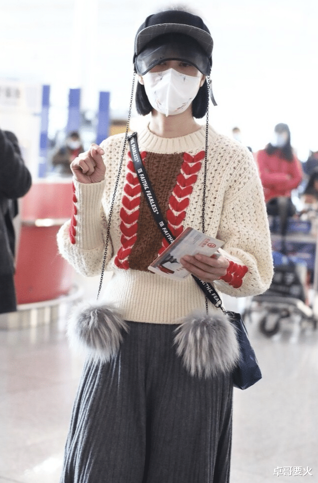 倪虹洁|安崎晒近照气质非凡，穿毛衣配中筒靴走机场，果然女神气质