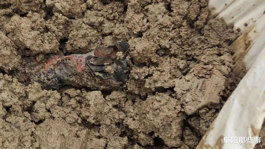 阜阳那些事 事发阜阳一工地！挖出迫击炮！有爆炸危险！