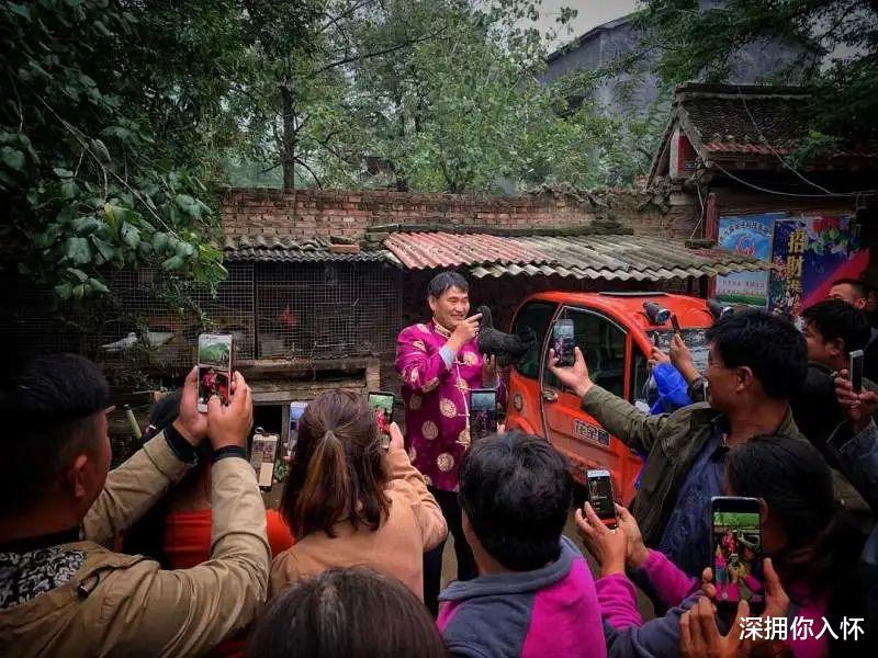 林生斌|大衣哥“老底”被揭，昔日恩人发长文痛斥：台上朴实，台下肮脏，怎么回事？