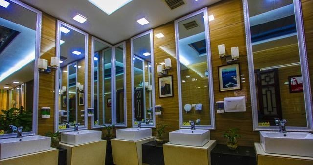 河南一男子在男厕遭多名女子闯入,向酒店讨说法,网上众说纷纭