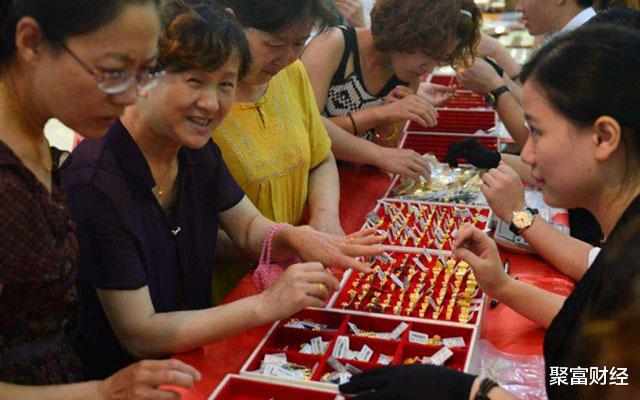 黄金价格 黄金价格大跌，中国却掀起“黄金热”，有人花费100万“买买买”