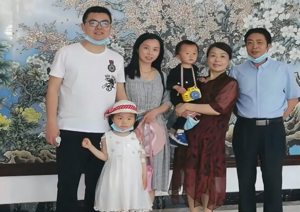 |郭威的性格受人称赞，随便炒个菜都被5万人围观，网友：像足姚爸