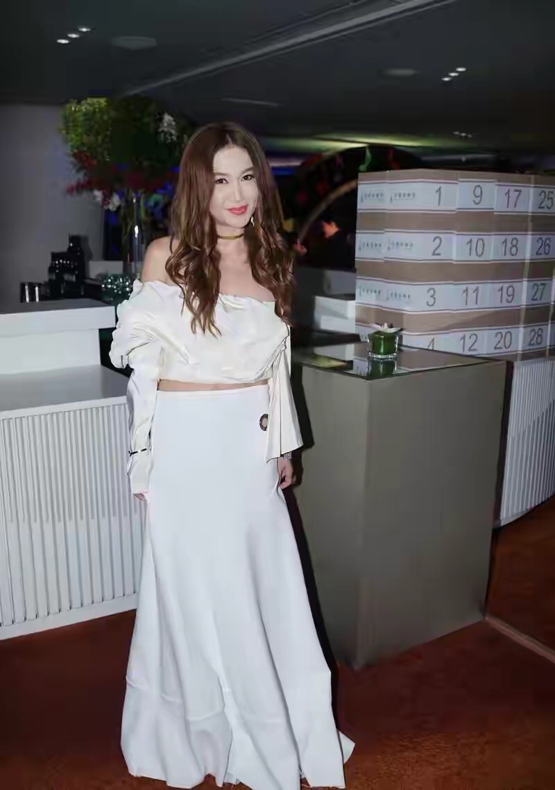 潮帮先生|温碧霞越老越时髦,穿粉色T恤不算啥,还学小姑娘玩“下衣失踪”