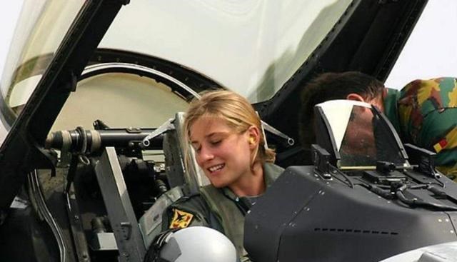 美军|美军战斗机女驾驶员含怒退伍，毅然舍弃美国，千里迢迢来中国求职