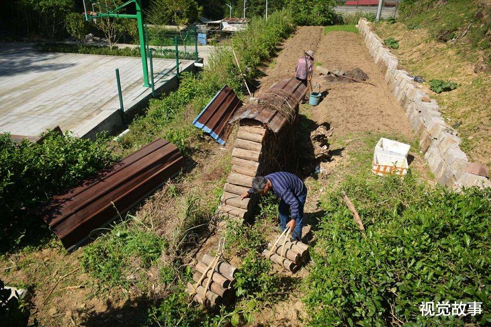 别墅|村民在山中做别墅，屋前建广场装篮球架，称比城里住着舒服