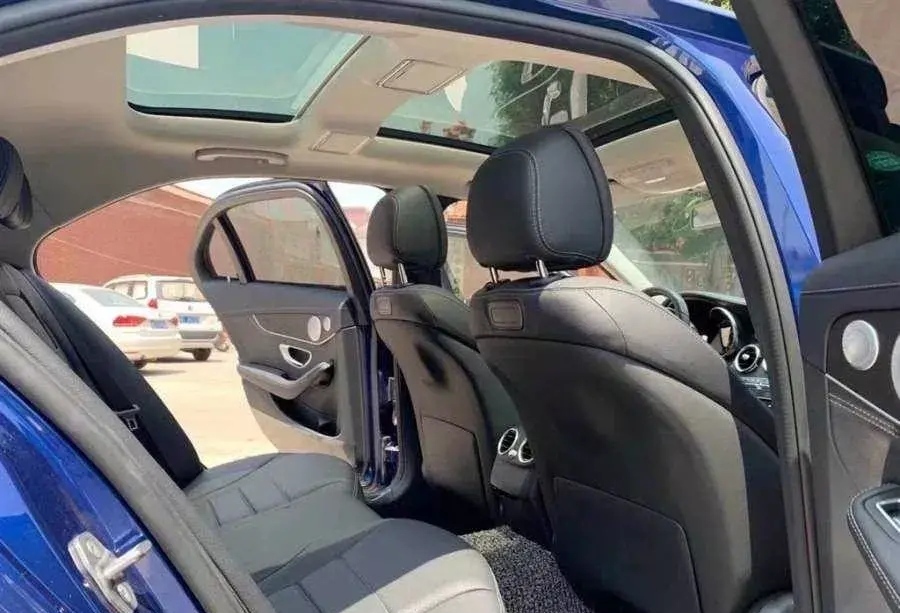 才哥讲社会 32万买2年的奔驰C200L，天天修车，还觉得买这台车真香？