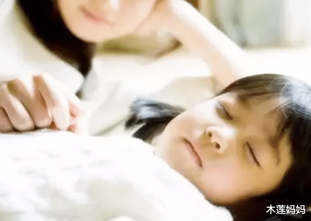木莲妈妈|为了给熟睡中的宝宝打针，医护下“狠手”捏鼻子叫醒，心疼又好笑