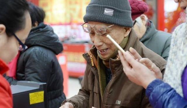 街头新型骗局,只需2秒让你掉入陷阱,你的骚扰电话可能就来自这