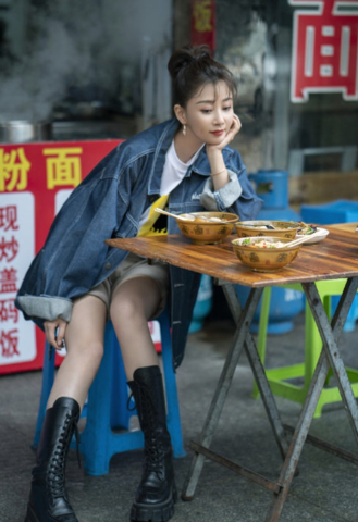 潮流搭配师甜甜|殷桃撑伞漫步真有魅力，“饱满身材”穿一字领太有女人味，太惊艳