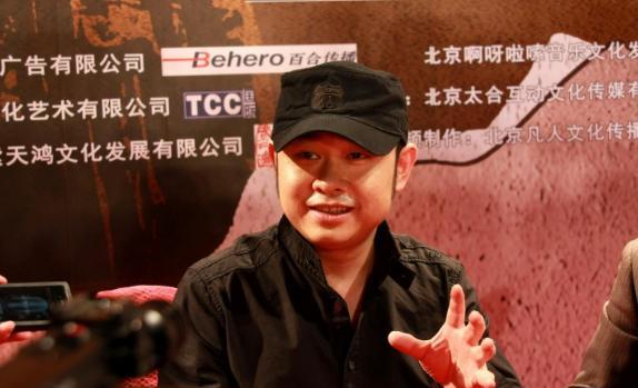 周旭阳嘉应 有种“整容”叫刀郎的帽子, 脱下帽子差别太大, 网友：这是同一个人