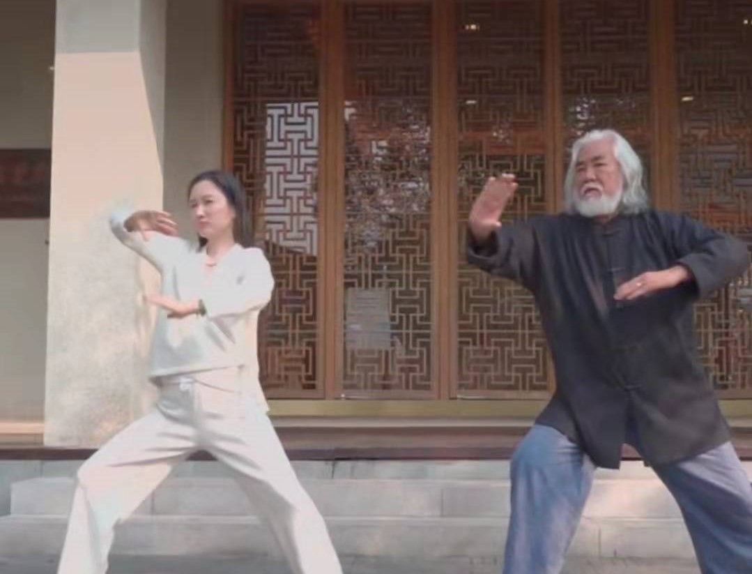 张纪中|张纪中晒户外运动视频，不料暴露娇妻小腹隆起，网友：二胎刚一岁