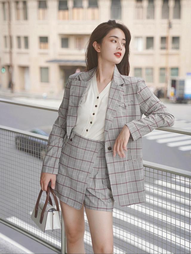 |职场女性拍照技巧，跟着摆拍，气质满满、精神又好看