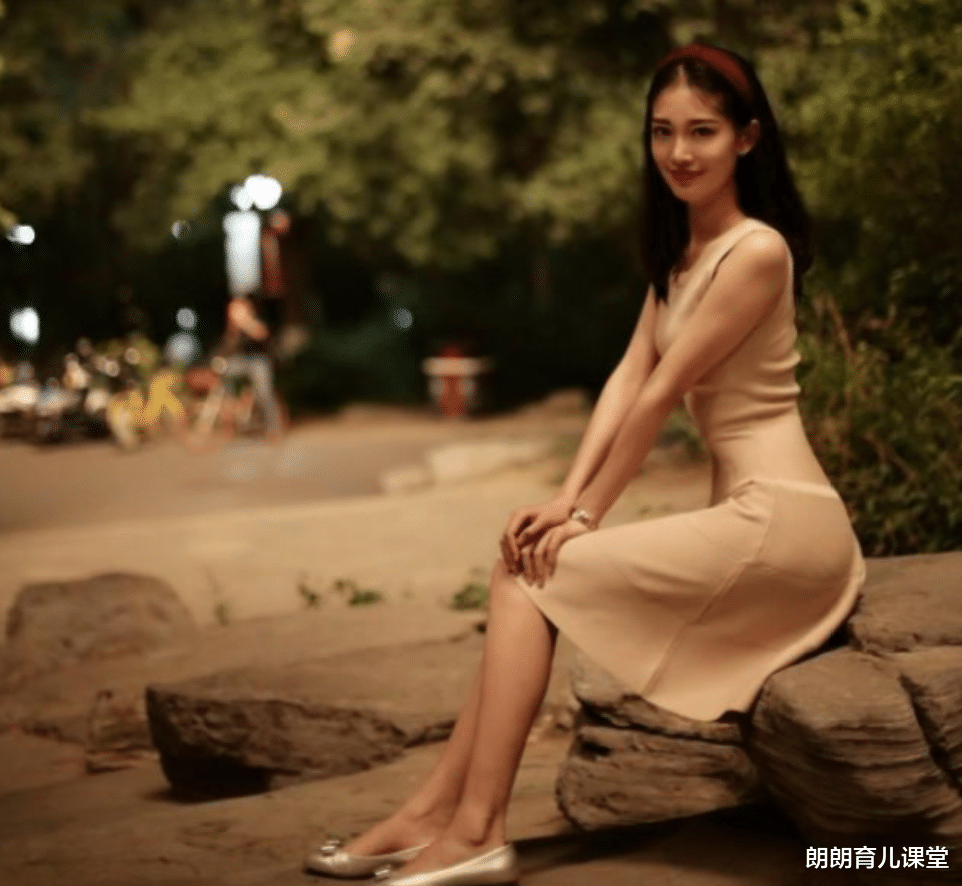 校花|北大校花“毕业照”走红，长相神似“李沁”，网友直呼：等你出道