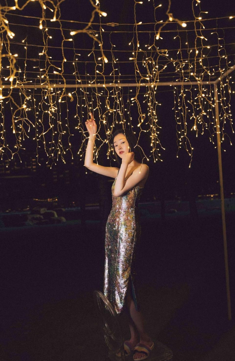 潮流搭配师甜甜|宋轶穿亮片裙都这么乖巧，拿荷叶凹造型真可爱，谁想到她已经30+