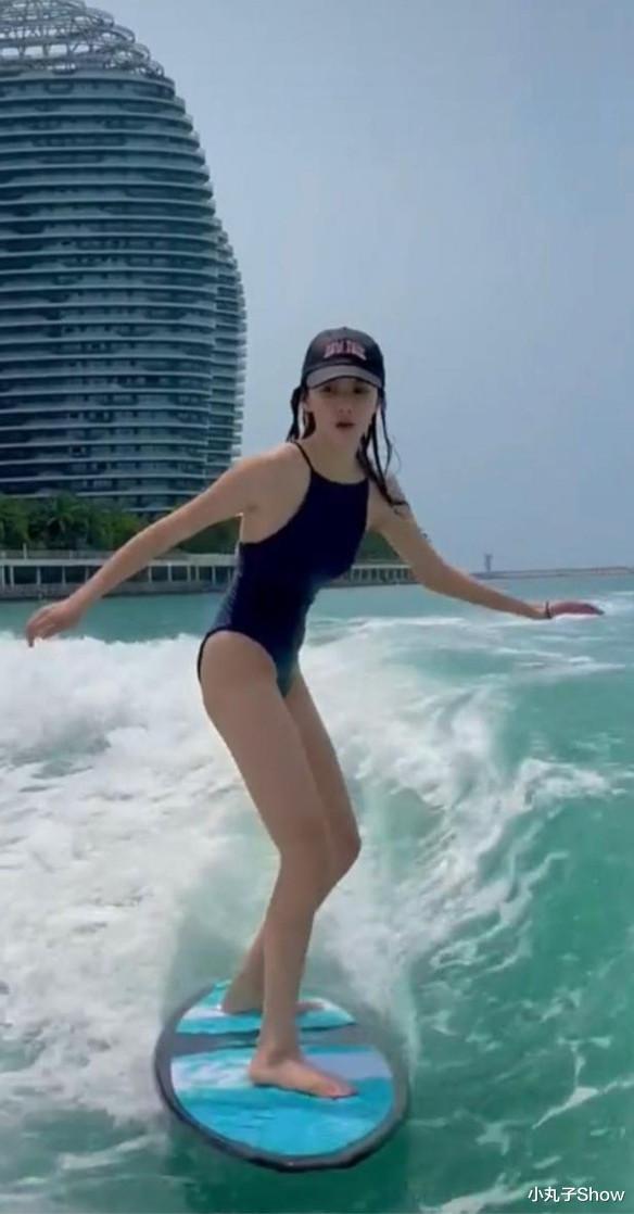 吴千语|林峰前女友吴千语海上冲浪，黑色连体衣秀魔鬼身形，筷子腿好惹眼