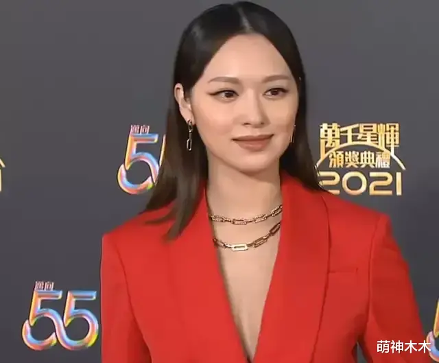 肖战|TVB颁奖礼红毯来了，陈自瑶公主裙大秀美背，钟嘉欣银色西装失策