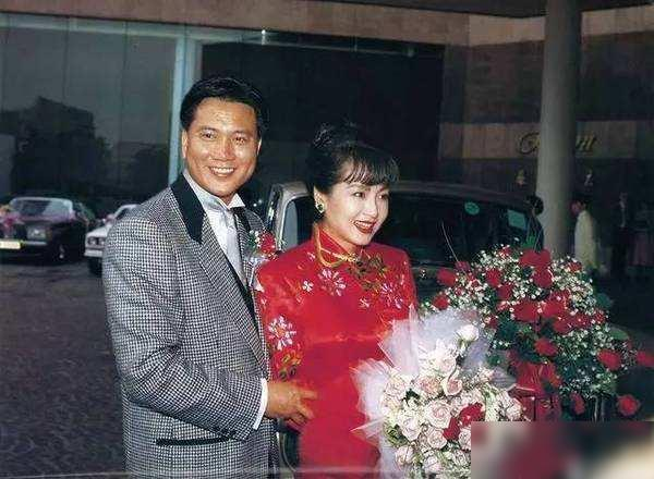 万梓良|港星万梓良到场送别袁隆平院士，却因笑容满面录制视频备受争议