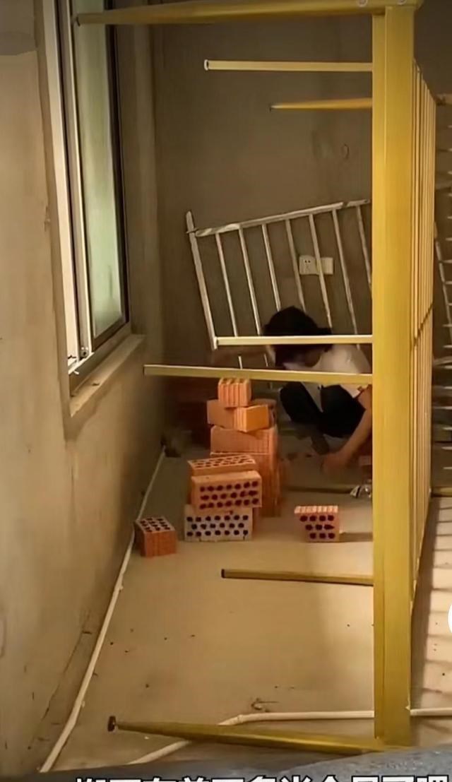 女孩|女孩努力10年攒下28万首付，没钱装修住毛胚房，同事：还不如租房