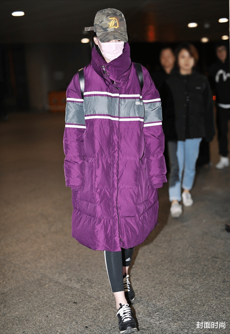 封面时尚 张馨予大冷天还穿开叉裙，但上身搭配挺温暖，大披肩围裹挺严实