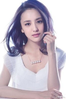 小陈聊搭配|佟丽娅影幕新形象被众人夸，她的变身大女人的造型小技巧值得一学