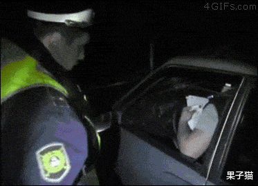 女主播 今天看直播，女主播的“xiong”掉了下来, 直播间瞬间炸开了锅。