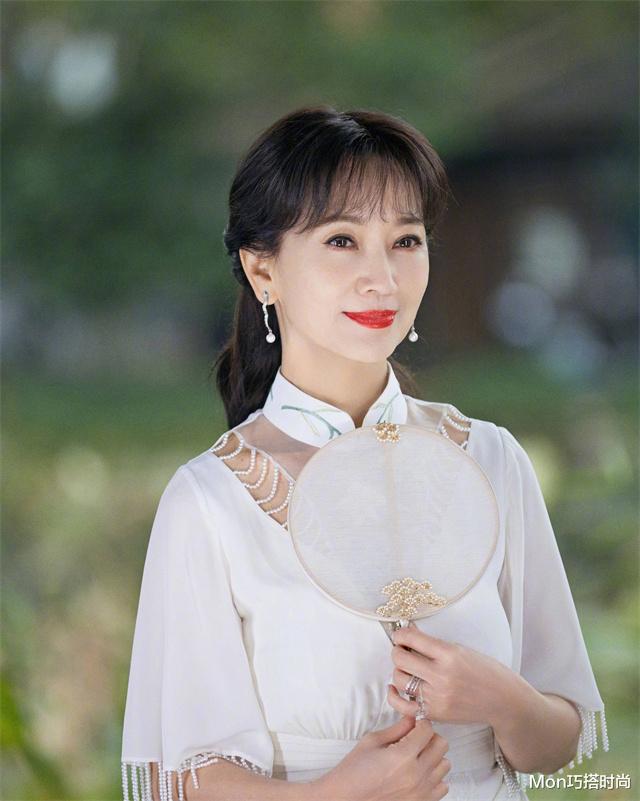 烫发 40岁女人烫发误区：羊毛卷显发量，发色越艳越显年轻！快看你是吗