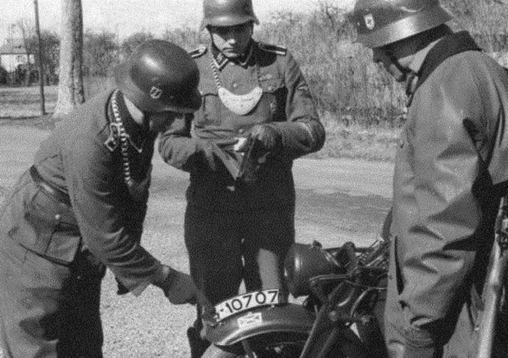 宪兵|二战胸前挂月牙牌的德军，是什么身份？苏联人：俘获后可就地枪决