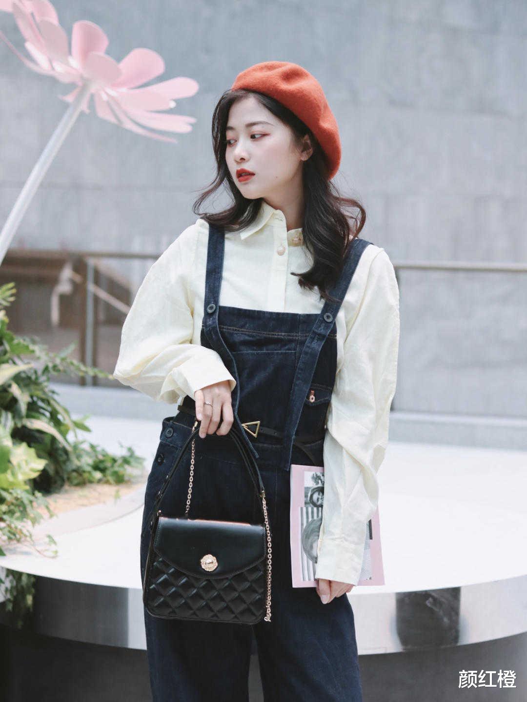 颜红橙|今年秋天，“背带裤”又火了，搭配T恤减龄俏皮又时髦，美得高级