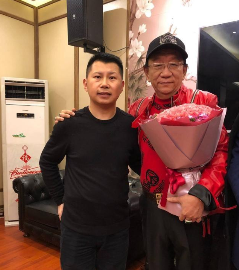 奶果的妈咪 侯耀华带徒弟何云伟祭拜侯耀文,还让他喊三叔,乱了辈分闹出笑话