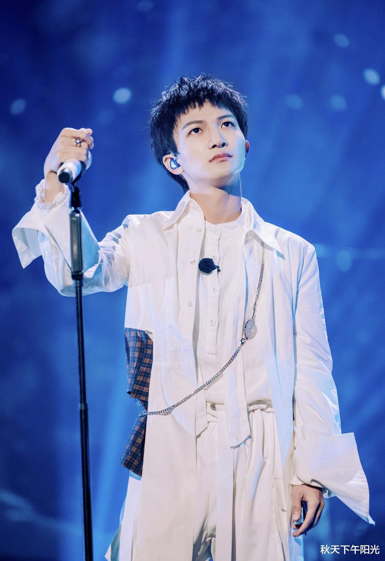 周深|周深傲视歌坛?被曝与华晨宇唱酬相差悬殊,片方更钟意前者