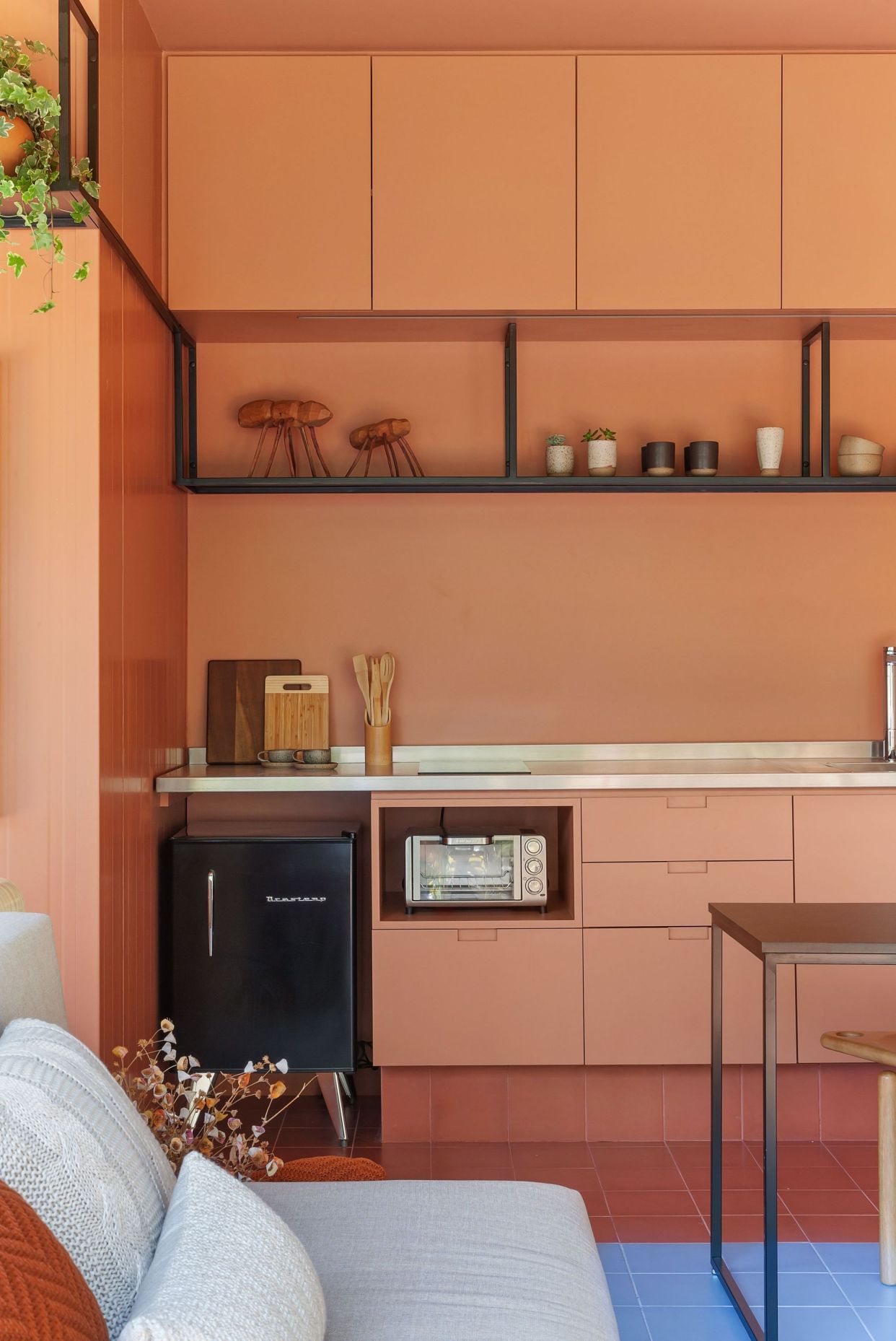 2 个集装箱拼成一个色彩缤纷的单身公寓