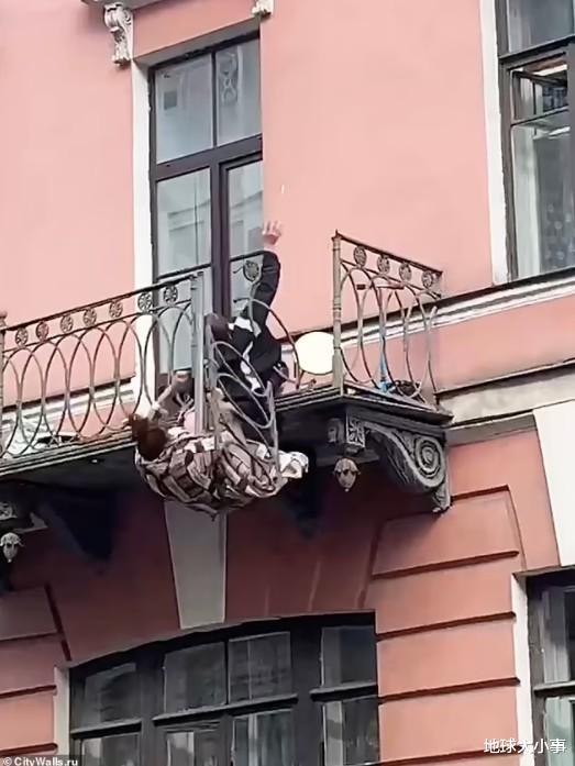 俄羅斯夫妻在陽臺上爭吵，不慎從7公尺高空墜樓-圖2