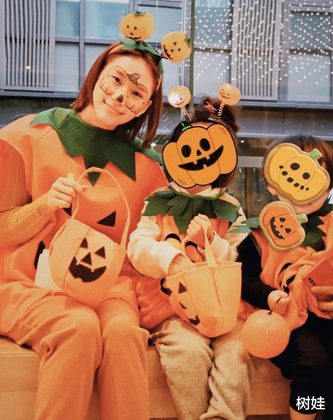何超莲|何超莲陪侄女过万圣节，以南瓜造型合照很温馨，姑侄常见面感情好