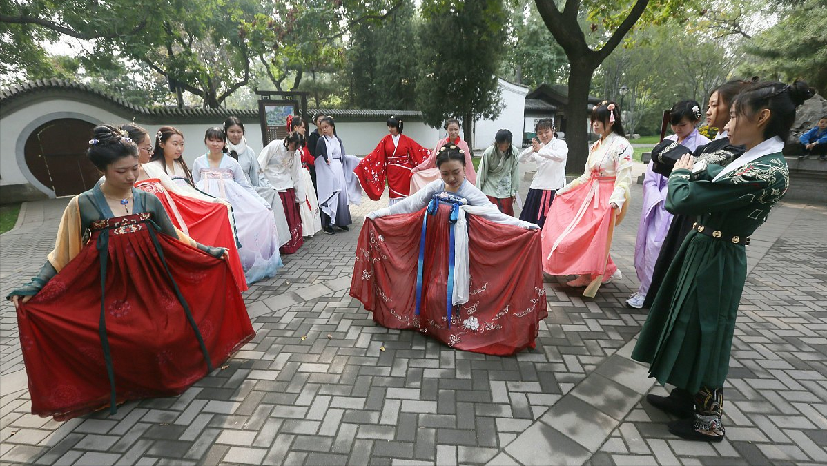 商業(yè)匯評 一年狂賣45億！漢服產(chǎn)業(yè)的“隱秘角落”，收割了多少女孩的智商稅