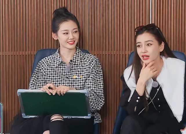 苗苗|苗苗挨着baby吃午饭，有谁注意她手上的东西，瞬间看出差距