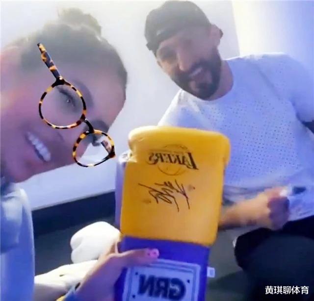 瓦妮莎|放下了！科比去世一周年后，瓦妮莎与猛男亲密互动，满面笑容